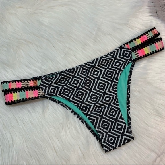 NWOT Shade & Shore Geometrical Pattern Cheeky Fit Bottom Medium - Picture 1 of 11